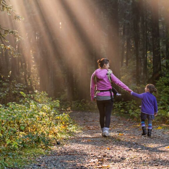mom-kids-hiking